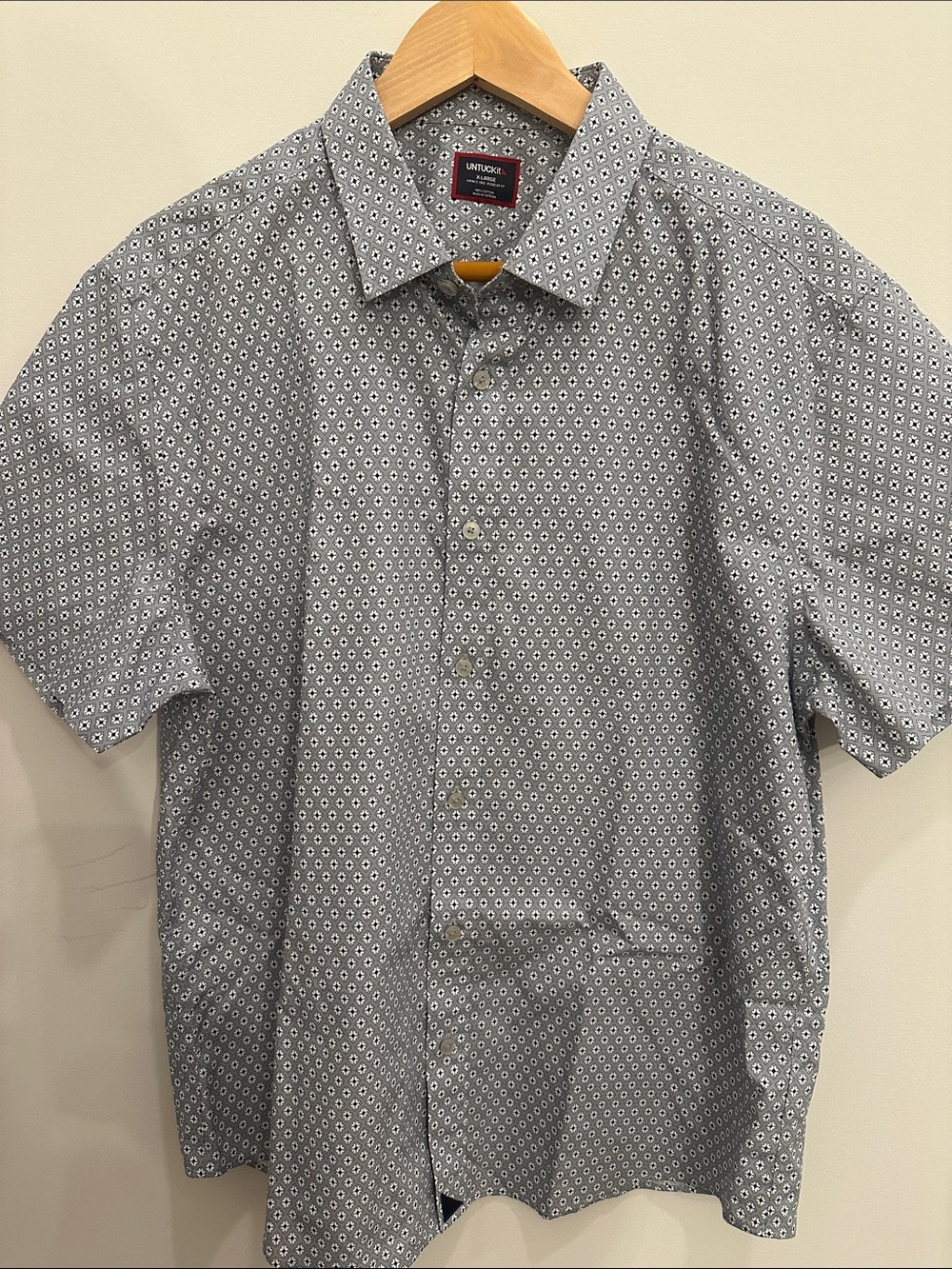 UNTUCKit Men's Short-Sleeve Button-Down Shirt - Gray Geometric Print - Picture 9 of 11